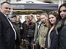 Verteidigungsminister Doskozil mit Teilnehmerinnen des Girls' Day 2016.