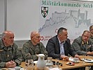 V.l.: Brigadier Stadlhofer, General Commenda, Verteidigungsminister Doskozil und Brigadier Hufler beim Briefing.