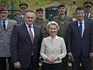 Ursula von der Leyen mit Hans Peter Doskozil beim Besuch der Auslandseinsatzbasis.