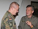Zwei Soldaten in ein Fachgespräch vertieft.