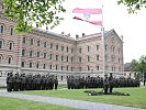 Abordnungen der Institute der Heerestruppenschule sind in der Martin-Kaserne angetreten.