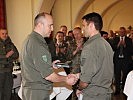 Brigadier Jürgen Baranyai, l., mit einem Mitarbeiter der Schule.