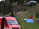 Die "Alouette" III holt sich das Wasser aus einem Wasserbehälter.