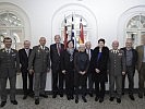 Die Mitglieder der Kommission und Vertreter des Verteidigungsministeriums.