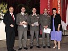 Oberst Michael Riha, Vizeleutnant Franz Hausleitner und Vizeleutnant Charles Falak-Eismayer erhalten von Landtagspräsident Harry Kopietz und von Stadträtin Renate Brauner den "Helfer Wiens"-Preis.