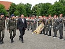 Verteidigungsminister Doskozil schreitet die Ehrenformation der Garde ab.