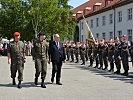 Abschreiten der Front: Nationalrat Otto Pendl und Militärkommandant Brigadier Kurt Wagner.