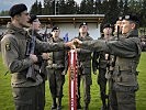 Die Grundwehrdiener bei ihrer Angelobung am Sportplatz.