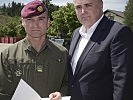 Oberstleutnant Alexander Raszer, neuer Kommandant des Jägerbataillons 25 mit Minister Hans Peter Doskozil.