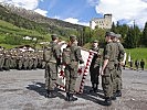 Vor dem Schloß Naudersberg in Nauders sprachen die Soldaten das Treuegelöbnis.