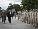 Verteidigungsminister Doskozil und Generalleutnant Reißner schreiten die Front ab.