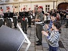 Das Geschwisterpaar Jean Paul und Gabriella unterstütze den Gardekapellmeister beim Radetzkymarsch.