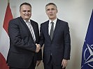 Minister Doskozil mit NATO-Generalsekretär Stoltenberg: Suche nach Lösungen, um hohen Ausbildungsstand von Österreichs Truppen auch in Zukunft zu sichern.