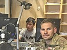 Medienarbeit: Der österreichische Major Andreas H. bei einer Besprechung im Radiostudio.