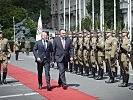 Minister Hans Peter Doskozil mit seinem Amtskollegen István Simicskó beim Empfang in Ungarn.