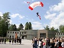 Die Dienstflagge des Bundes "schwebt" ein.