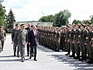 Beim Abschreiten der Front (von vorne): Brigadier Hufler, Landeshauptmann Haslauer, Oberst Gann und Bürgermeister Maislinger.