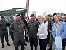 Verteidigungsministerin von der Leyen mit einem Soldaten des steirischen Jägerbataillons 17.