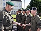 Brigadier Egger verleiht das Abzeichen an die Lehrgangsteilnehmer.