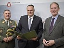 V.l.: Heeresmusikchef Oberst Bernhard Heher, Minister Hans Peter Doskozil, Prof. Clemens Hellsberg.