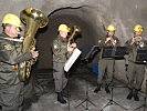 Ein etwas anderer Einsatz der Militärmusik: mit Helm und hunderte Meter unter Tag.