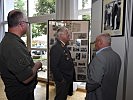 Brigadier in Ruhe Puntigam, r., führte durch die Fotoausstellung.