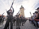 Besucherandrang bei der Exerziervorführung der Garde.