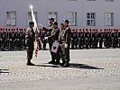 Oberstleutnant Michael Blaha, l., übernimmt zum letzten Mal die Bataillonsfahne.