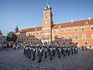 Die Gardemusik Wien vor dem Königsschloss in Warschau.