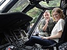 Gemeinderätin Sybille Straubinger im Cockpit des S-70 "Black Hawk".