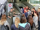 Offizierstellvertreter Andreas Mayr informiert beim Tag der offenen Tür über Berufschancen beim Heer