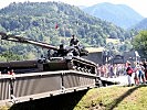 Die "Pionierbrücke 2000" wird von einem Panzer getestet.