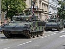 Vorbeimarsch auf der Kremser Ringstraße: die Panzergrenadiere aus Großmittel.