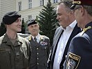 Minister Doskozil und Landespolizeivizepräsident Mahrer im Gespräch mit einem der Soldaten, der mit der Zusatzausbildung beginnt.