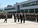 Abschreiten der Front durch Brigadier Grünwald, Landesrat Schwärzler und die beiden Kommandanten.