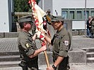 Oberstleutnant Schneider übernimmt die Insignie vom Brigadekommandanten.