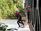 Die erste Herausforderung: Der Sprung von der Brücke in den Inn.