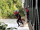 Die erste Herausforderung: Der Sprung von der Brücke in den Inn.