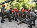 Die Pioniere tragen ein weiteres Dreiecksfeld zur Brücke.