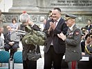 Zum Abschied erhielt Heinz Fischer einen Geschenke-Rucksack.