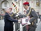 Heinz Fischer überreichte der Garde ein Ehrensignalhorn.