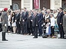 Der Kommandant der Garde, Oberst Kirchebner, meldet Heinz Fischer.