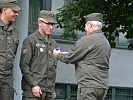 Hauptmann Martin Netzer erhielt die Wehrdienst- erinnerungsmedaille in Silber.