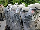 Die Soldaten bereiten sich auf das Zusammentreffen mit den Demonstranten vor.