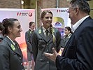 Minister Doskozil mit Bundesheer-Leistungssportlerinnen in der Aula des Verteidigungsministeriums.