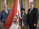 V.r.: Verteidigungsminister Doskozil, Fahnenträgerin Liu Jia und ÖOC-Präsident Stoss.