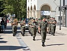 Marsch durch Bregenz über den Kornmarktplatz.