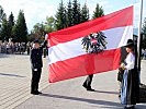 Jeder militärischer Festakt beginnt mit einer Flaggenparade.