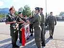 Sechs Anzugelobende sprachen das Treuegelöbnis an der Insignie des Pionierbataillons 1.