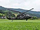 Ein S-70 "Black Hawk"-Transporthubschrauber unterstützt die Soldaten.